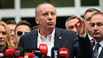 Memleket Partisi Genel Başkanı Muharrem İnce parti binasının kapısına kilit vurdu