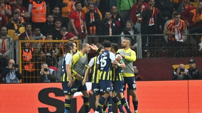 Fenerbahçe, deplasmanda Galatasaray'ı yenerek iddiasını son haftaya taşıdı