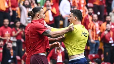 Galatasaray-Fenerbahçe derbisi öncesi saha karıştı! Futbolcular birbirine girdi