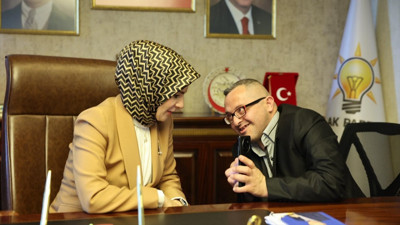 Bakan Göktaş, çay davetinde bulunan down sendromlu Gürses ile buluştu