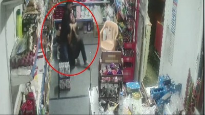 Ekmek bıçağıyla geldiği bakkaldaki 4 kişiye saldırdı; o anlar kamerada