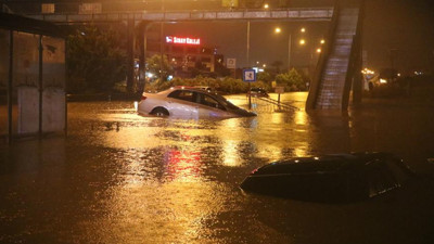Hatay'da yollar, caddeler göle döndü! Araçlar suya gömüldü