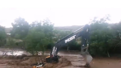 Nevşehir’de iş makinası selin ortasında kaldı