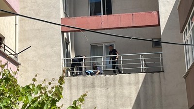 Öfkeli koca evi bastı: Karısının yanında yakaladığı adam balkondan atladı