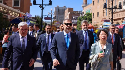 Doğu Türkistan'ı ziyaret eden Bakan Fidan kravatıyla mesaj verdi