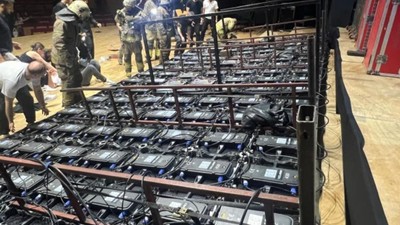Şişli'deki konser salonunda bulunan dev ekran insanların üzerine devrildi