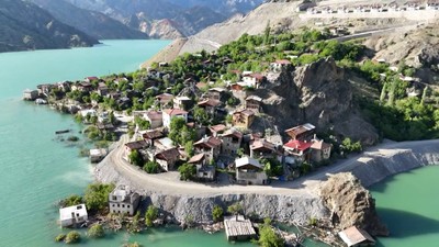 Baraj suyu köyü ikiye böldü; taşınmayan evlerde göl manzarası