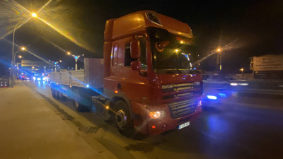 Kocaeli'de otomobil, tır ve tabela direğine çarptı