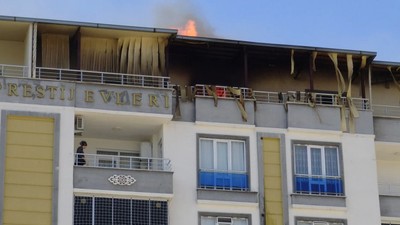 Batman'da çatı katında yangın: 20 kişi dumandan etkilendi