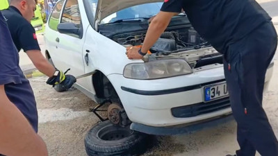 Düzce'de otomobilin motoruna giren yılan çıkartıldı