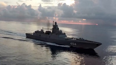 Rusya'nın savaş gemileri Küba'ya geldi