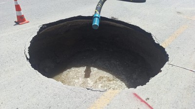 Ankara'da yol çöktü: 10 metrelik çukur oluştu