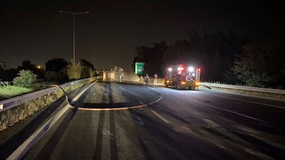 Devrilen doğalgaz yüklü tırda patlama riski: Aydın-İzmir otobanı trafiğe kapatıldı
