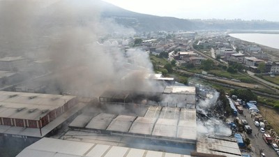 Samsun'da fabrikada yangın: Duvar itfaiye ekiplerinin üstüne çöktü