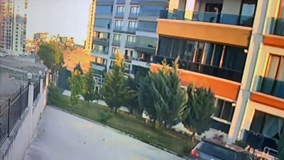 Evinin camını silerken dengesini kaybeden kadın 7'nci kattan aşağı düştü