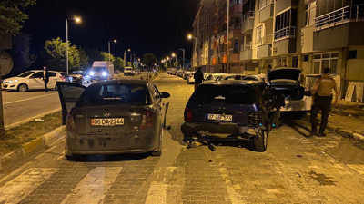 Köpeğe çarpmamak için ani fren yapan sürücü otomobille çarpıştı: 6 yaralı