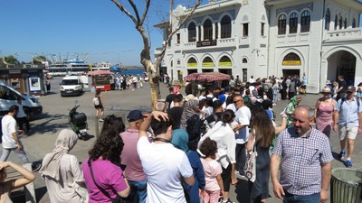 Adalar İskelesi'nde bayram yoğunluğu! Kuyruğun ucu bucağı yok