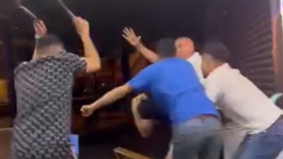 Dondurmacıda tekme, yumruk ve tabureli kavga kamerada: 1 kişiye 5 kişi saldırdı
