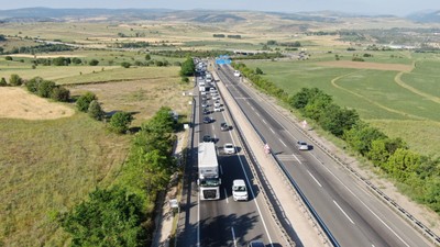 21 ilin geçiş noktasında trafik yoğunluğu yaşanıyor