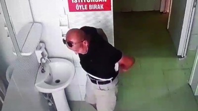 Cami tuvaletindeki sabunluğu çalıp lüks aracıyla kaçtı