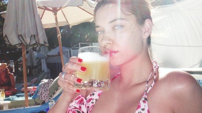 Afra Saraçoğlu gül detaylı bikinisi sosyal medyayı yıktı geçti! Hayranları Afra'yı 1 numaraya taşıdı