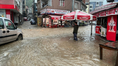 Samsun'da şiddetli yağış hayatı felç etti