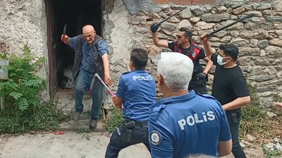 Çöp evini temizletmeyip polisi bıçakladı, savunmasında 'Peygamberim' dedi