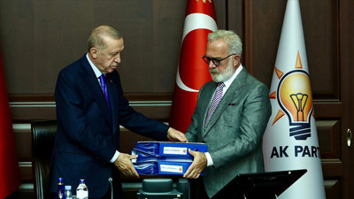 Sahipsiz köpeklere ilişkin üç dosyalık rapor Cumhurbaşkanı Erdoğan'a sunuldu