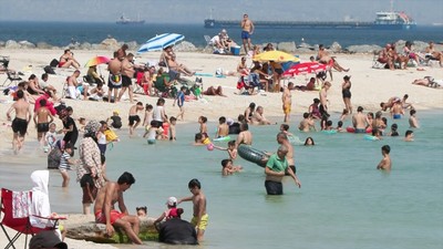 İstanbullular serinlemek için kendini denize bıraktı