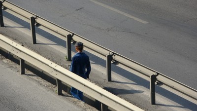 E-5 karayolunda her gün kilometrelerce yürüyen adam merak uyandırdı: Gizemli adamın kimliği belli oldu