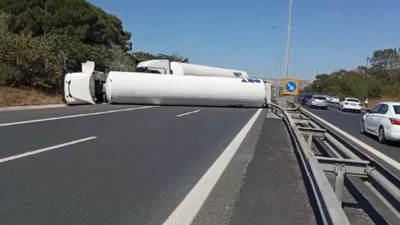 Büyükçekmece'de tanker devrildi! İstanbul istikameti trafiğe kapandı