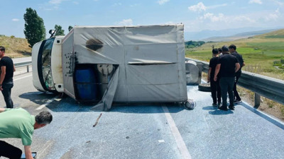 Erzurum'da yüzlerce litre süt yola döküldü