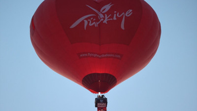 Kapadokya'da sıcak hava balonları Türk bayrakları ve posterlerle uçtu