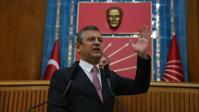 Bahçeli'nin elini öpen özel harekatçılara Özgür Özel'den sert tepki! "Polis olmayı yanlış anlamışsın"