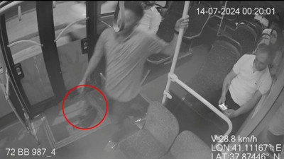 Belediye otobüsünde unutulan altın ve para dolu çantayı sahibine ulaştırdı