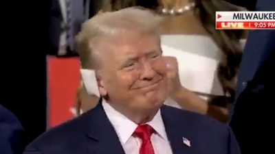 Donald Trump, suikast girişiminin ardından ilk kez halk karşısına çıktı
