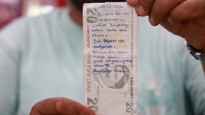 Genç kız, "sadakamdır" dediği 20 TL'nin üzerine yazdığı notla duygulandırdı