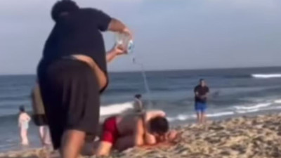 Plajda üst üste uygunsuz hareketler sergileyen çifte vatandaşlardan uyarı gelince kavga çıktı