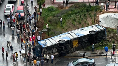 Ankara'da belediye otobüsü devrildi: Çok sayıda yaralı var