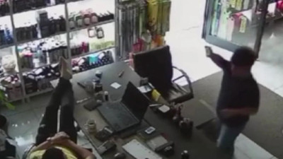 İstanbul Pendik'te görevlinin uyuduğunu gören çocuk ürünü kameraya gösterip parasını bıraktı