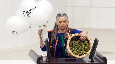 TBMM'de CHP'li milletvekili balonlarla sorunlara tepki çekti