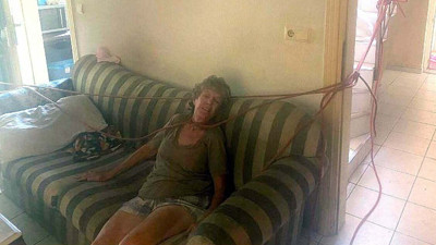 Eşini boynundan ve ayaklarından bağlayıp, darbetti