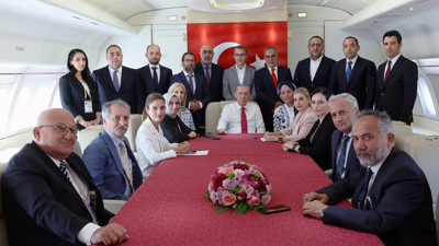 Cumhurbaşkanı Erdoğan KKTC dönüşü uçakta müjdeyi verdi: Yeni bir doğalgaz gemisi alıyoruz