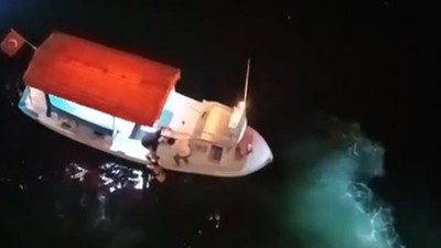 Haliç'te korku dolu anlar! Selfie çekerken düştü, üzerinden tekne geçti