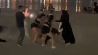 İstanbul Büyükçekmece'de kadınların saç saça baş başa kavgası kamerada