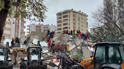 Depremde 63 kişinin öldüğü apartmanda tadilat yaptıkları öne sürülen baba ve oğluna dava