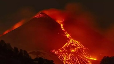Etna Yanardağı yeniden kül ve lav püskürttü