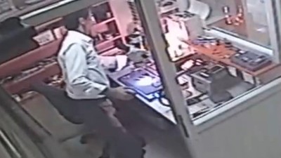 Tamir edilen telefon bomba gibi patladı! O anlar kamerada