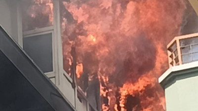 Yangında mahsur kalan anne ile çocukları, komşularının yardımıyla kurtarıldı