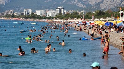 Sıcağı gören plaja koştu! Antalya doldu taştı